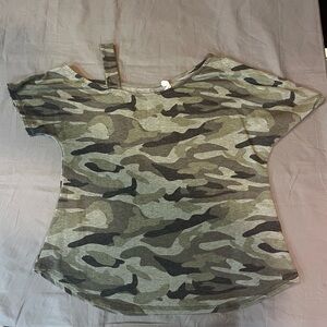 #55 cable & gauge camo asymmetrical tee size L